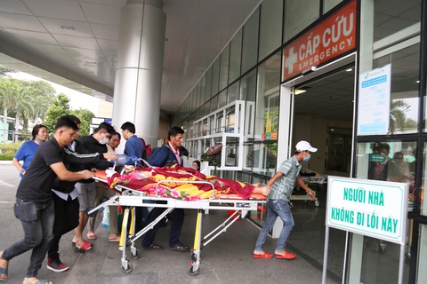 Cần giảm thủ tục phiền hà khi chuyển viện theo bảo hiểm y tế- Ảnh 2. Bệnh nhân chuyển từ tỉnh Sóc Trăng lên điều trị ở Bệnh viện Quân y 175 vào chiều 22-11 Ảnh: PHƯƠNG QUYÊN