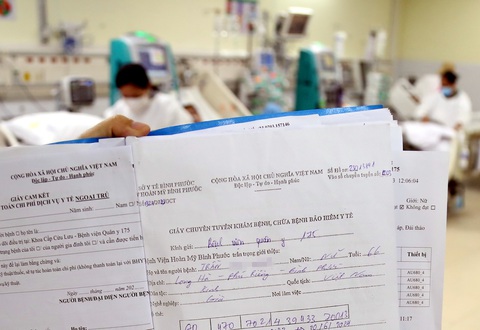 Cần giảm thủ tục phiền hà khi chuyển viện theo bảo hiểm y tế- Ảnh 4. Một trong các thủ tục cần thiết để bệnh nhân được chuyển viện tiếp tục điều trị - Ảnh: PHƯƠNG QUYÊN