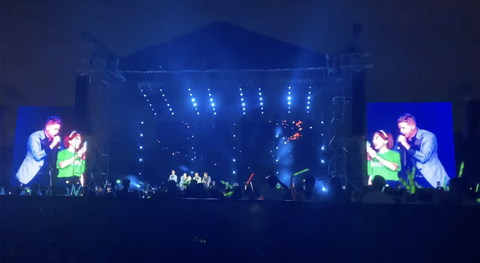 Fan nữ nhờ Westlife hát đám cưới ngay giữa concert gây sốt- Ảnh 4. Fan nữ may mắn nhất concert Westlife tại TP.HCM