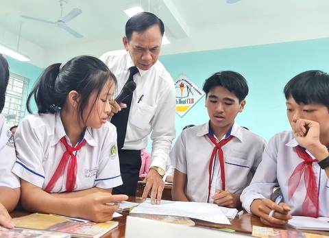 Người thầy hạnh phúc và tiết dạy cuối cùng- Ảnh 1. Thầy Tuệ và học sinh luôn có sự kết nối trong tiết dạy - Ảnh: TRẦN MAI