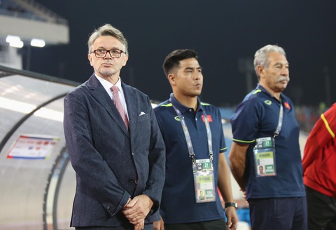 Cách dùng người của HLV Philippe Troussier tạo nên tranh cãi- Ảnh 2. HLV Troussier và ban huấn luyện trong trận đấu với Iraq - Ảnh: HOÀNG TÙNG