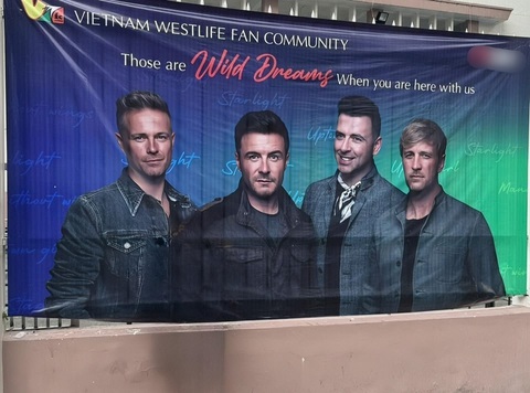 Banner in hình nhóm nhạc Westlife có logo của sàn giao dịch tiền ảo (đã làm mờ), được treo bên ngoài sân vận động Thống Nhất - Ảnh: Khán giả cung cấp trên mạng xã hội Banner in hình nhóm nhạc Westlife có logo của sàn giao dịch tiền ảo (đã làm mờ), được treo bên ngoài sân vận động Thống Nhất - Ảnh: Khán giả cung cấp trên mạng xã hội