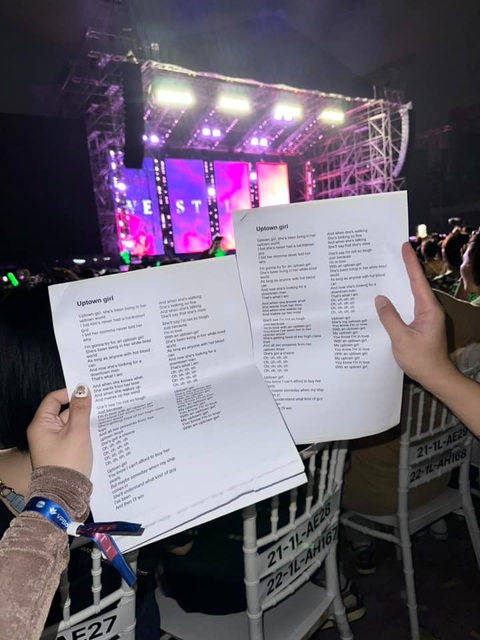 Fan Việt in lời bài hát mang theo để tự tin hòa giọng cùng Westlife - Ảnh: Khán giả cung cấp Fan Việt in lời bài hát mang theo để tự tin hòa giọng cùng Westlife - Ảnh: Khán giả cung cấp