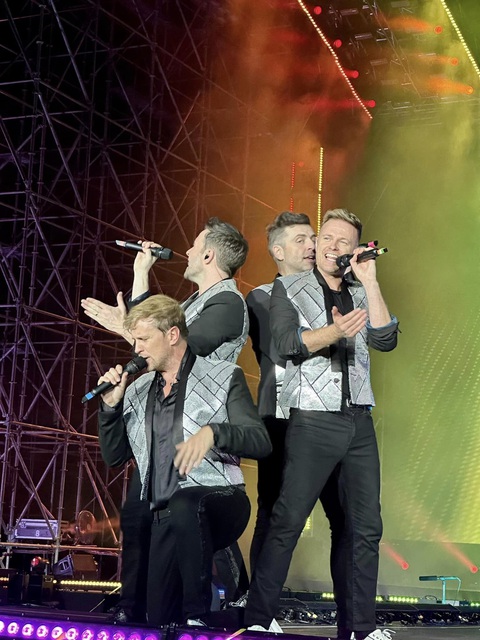 Fan nữ nhờ Westlife hát đám cưới ngay giữa concert gây sốt- Ảnh 3. Bốn thành viên Westlife chiếm trọn tình cảm khán giả trong chuyến lưu diễn tại Việt Nam lần này
