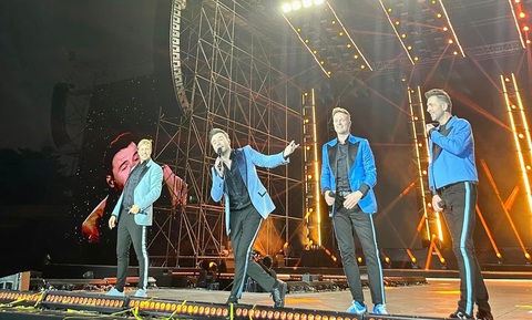 Fan nữ nhờ Westlife hát đám cưới ngay giữa concert gây sốt- Ảnh 2. Fan nữ nhờ Westlife hát đám cưới ngay giữa concert gây sốt- Ảnh 2.