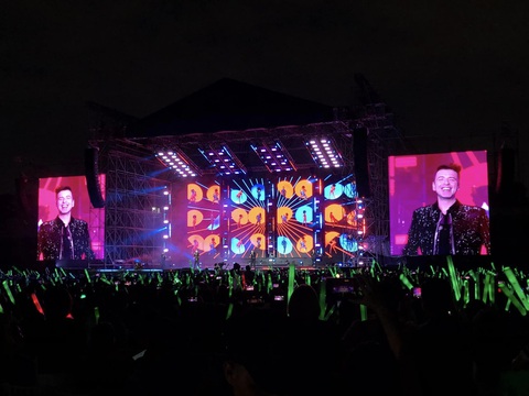 Fan nữ nhờ Westlife hát đám cưới ngay giữa concert gây sốt- Ảnh 1. Sân khấu concert Westlife đêm thứ hai bùng nổ vì sự hưởng ứng của khán giả