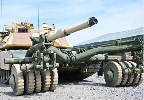 Xe tăng M1A1 Abrams do Mỹ sản xuất, được gắn với một con lăn mìn, chụp ở Grafenwoehr, Đức. - Ảnh: BUSINESS INSIDER Xe tăng M1A1 Abrams do Mỹ sản xuất, được gắn với một con lăn mìn, chụp ở Grafenwoehr, Đức - Ảnh: BUSINESS INSIDER