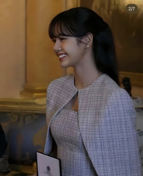 Mặc 'lạc quẻ', Lisa BlackPink vẫn được khen ngợi hết lời- Ảnh 6. Thần thái của Lisa trở thành chủ đề bàn luận rôn rả trên mạng