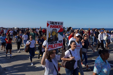 Chủ tịch Cuba xuống đường biểu tình ủng hộ Palestine trước đại sứ quán Mỹ- Ảnh 2. Đoàn biểu tình đã đi dọc theo con đường Malecon ven biển, nơi đặt trụ sở đại sứ quán Mỹ tại Havana - Ảnh: REUTERS