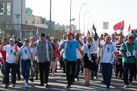 Chủ tịch Cuba Miguel Díaz-Canel và phu nhân Lis Cuesta cùng hàng nghìn người biểu tình ủng hộ Palestine tại Havana - Ảnh: REUTERS Chủ tịch Cuba Miguel Díaz-Canel (áo xanh) và phu nhân Lis Cuesta dẫn đầu hàng nghìn người biểu tình ủng hộ Palestine tại Havana - Ảnh: REUTERS