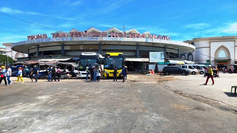 Kiểm tra, rà soát về giá trị kiến trúc, lịch sử, văn hóa của chợ Đầm tròn- Ảnh 1. Chợ Đầm tròn Nha Trang (Khánh Hòa) đã bị cưỡng chế đóng cửa kinh doanh nhưng khách du lịch trong và ngoài nước vẫn đến tham quan