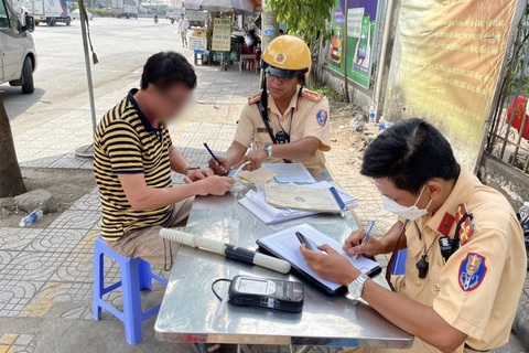 Đối chiếu danh sách người nghiện ma túy có bằng lái xe, báo cho địa phương, doanh nghiệp- Ảnh 2. Cảnh sát giao thông TP.HCM ra quân tuần tra, kiểm soát 24/24 giờ trên quốc lộ 1 - Ảnh: PC08