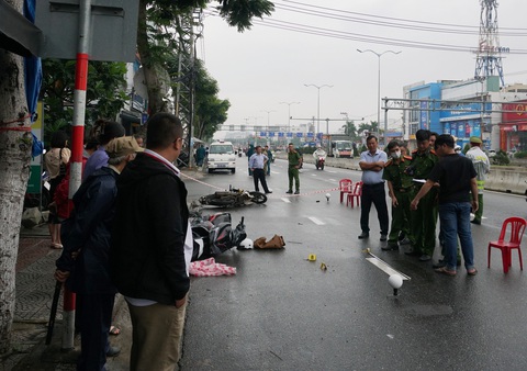 Chuyên gia tội phạm học khuyến cáo khi liên tiếp xảy ra cướp ngân hàng- Ảnh 3. Lực lượng chức năng khám nghiệm hiện trường - Ảnh: ĐOÀN CƯỜNG