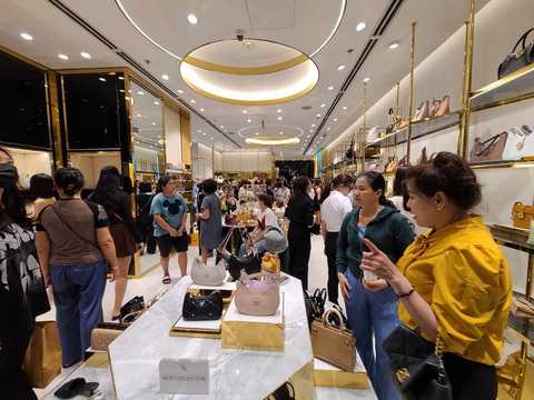 Black Friday không còn như xưa, trầm lắng dù có nơi 'giá giảm nhất 10 năm'- Ảnh 4. Ngày 24-11, nhờ giảm giá sâu nên cửa hàng túi xách thương hiệu Lyn có đông khách mua, và đây cũng là một trong số ít đơn vị có lượng khách đông đúc tại một trung tâm thương mại ở TP.HCM - Ảnh: NHẬT XUÂN