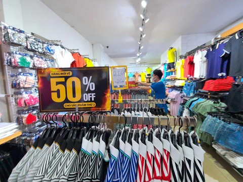 Black Friday không còn như xưa, trầm lắng dù có nơi 'giá giảm nhất 10 năm'- Ảnh 1. Chiều 24-11, một cửa hàng thời trang trên đường Nguyễn Trãi (quận 1) vắng khách mua dù giảm giá đến 50% - Ảnh: NHẬT XUÂN