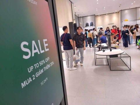 Black Friday không còn như xưa, trầm lắng dù có nơi 'giá giảm nhất 10 năm'- Ảnh 2. Chỉ có số ít cửa hàng thời trang tại trung tâm thương mại có mức giảm sâu kịch sàn, đồng giá thu hút nhiều khách ghé mua. Tuy nhiên, lượng khách được người bán cho biết giảm nhiều so với dịp này các năm trước - Ảnh: NHẬT XUÂN