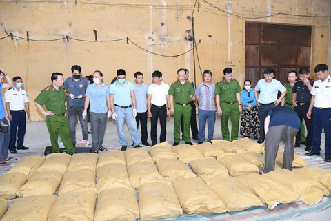 Phá đường dây ma túy hàng chục triệu USD dưới vỏ bọc bao xi măng- Ảnh 1. Ma túy được chứa trong bao tải, ngụy trang cùng bao xi măng - Ảnh: C04