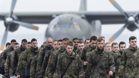 NATO kêu gọi lập 'Schengen quân sự' để phản ứng nhanh với Nga- Ảnh 2. Lính Bundeswehr của Đức đến sân bay tại Lithuania năm 2017 - Ảnh: RT/AP