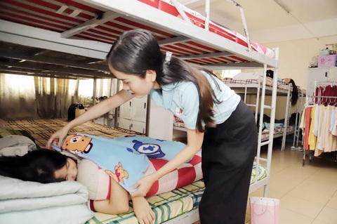 Giám thị - Những thầy cô không đứng bục giảng - Kỳ cuối: Đỏ mắt tìm không ra giám thị chuyên nghiệp- Ảnh 1. Cô giám thị Ngô Thị Bích Vân quan tâm, chăm sóc học trò nội trú - Ảnh: NHƯ HÙNG