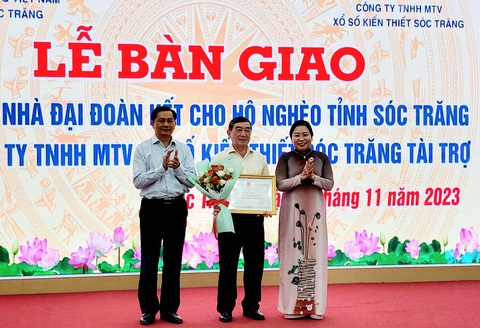 Sóc Trăng xây dựng 4.981 căn nhà cho hộ nghèo- Ảnh 1. Lãnh đạo tỉnh tặng bằng khen cho Công ty TNHH MTV Xổ số kiến thiết Sóc Trăng - Ảnh: Khắc Tâm