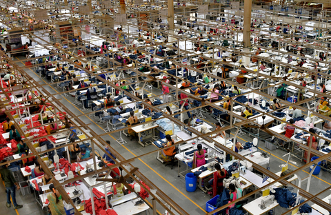 Công nhân may áo sơ mi tại một nhà máy dệt của tập đoàn Texport Industries ở thị trấn Hindupur thuộc bang Andhra Pradesh, miền nam Ấn Độ vào ngày 9-2-2022 - Ảnh: REUTERS Công nhân may áo sơ mi tại một nhà máy dệt của Tập đoàn Texport Industries ở thị trấn Hindupur thuộc bang Andhra Pradesh, miền nam Ấn Độ, vào ngày 9-2-2022 - Ảnh: REUTERS