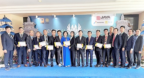 Điện lực TP.HCM có 234 kỹ sư chuyên nghiệp ASEAN- Ảnh 1. Ông Trần Khiêm Tuấn - chủ tịch Hội Điện lực TP.HCM (bìa trái) và ông Nguyễn Hữu Vinh - phó trưởng ban tổ chức và nhân sự EVNHCMC (thứ 4 từ phải sang) - cùng các kỹ sư nhận chứng chỉ kỹ sư ASEAN tại Hội nghị Liên đoàn các tổ chức kỹ sư Đông Nam Á lần thứ 41 - Ảnh: EVNHCMC