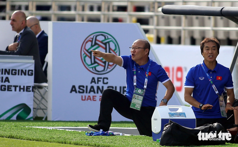HLV Park Hang Seo về CLB TP.HCM: Chờ phút 90- Ảnh 1. HLV Park Hang Seo và trợ lý Lee Young Jin ở Asian Cup 2019