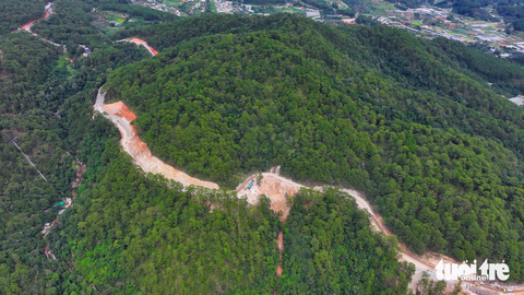 Hình thành diện mạo mới đường đèo Prenn Đà Lạt- Ảnh 6. 4km phía chân đèo Prenn (giáp đường cao tốc Liên Khương - Prenn) đang tiếp tục thi công