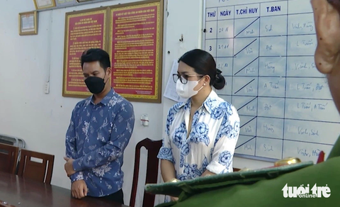 Gia hạn tạm giữ hai tài xế hủy hoại xe ô tô của nhau- Ảnh 1. Ông Kỳ, bà Tiên nghe đọc lệnh bắt khẩn cấp vào ngày 20-11 và đến nay bị bắt tạm giam - Ảnh: XUÂN TRƯỜNG