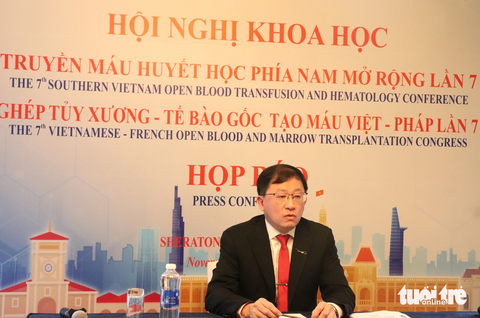 Việt Nam cần có luật và ngân hàng cho người hiến tủy xương - tế bào gốc- Ảnh 1. Ông Phù Chí Dũng - giám đốc Bệnh viện Truyền máu - Huyết học TP.HCM - tại buổi họp báo