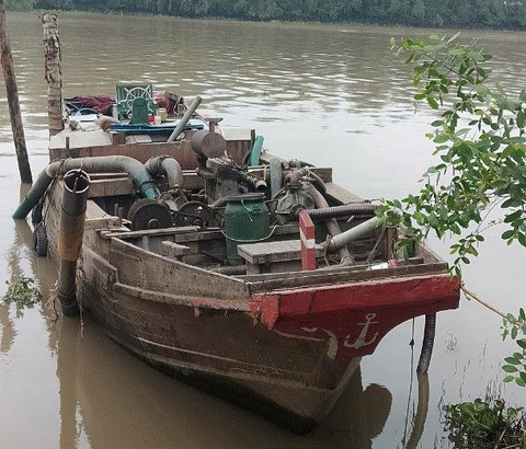 Đại úy công an bị thương đứt lìa 2 chân khi truy bắt ‘cát tặc’- Ảnh 1. Đại úy Trần Hoàng Ngôi bị đứt lìa hai chân do bị cuốn vào chân vịt ghe gỗ của nhóm "cát tặc" - Ảnh: Công an cung cấp