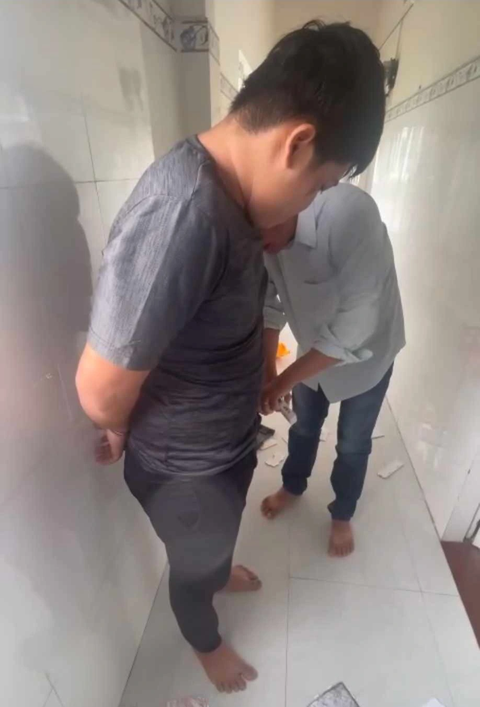 Đại úy công an bị thương đứt lìa 2 chân khi truy bắt ‘cát tặc’- Ảnh 2. Một trong 2 người khai thác cát trộm mới bị bắt- Ảnh C.H
