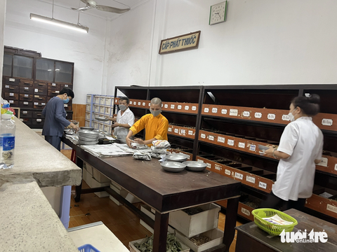 Y học cổ truyền đón khách ngoại, góp phần tạo doanh thu tỉ USD ngành du lịch- Ảnh 1. Kết hợp y học cổ truyền và y học hiện đại có thể thu hút khách du lịch - Ảnh: N.BÌNH