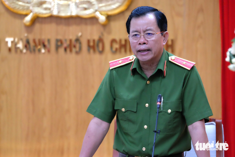 Đối chiếu danh sách người nghiện ma túy có bằng lái xe, báo cho địa phương, doanh nghiệp- Ảnh 1. Thiếu tướng Trần Đức Tài, phó giám đốc Công an TP.HCM, chỉ đạo xử lý nghiêm người nghiện ma túy điều khiển phương tiện tham gia giao thông - Ảnh: PHƯƠNG NHI