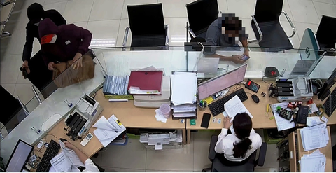 Chuyên gia tội phạm học khuyến cáo khi liên tiếp xảy ra cướp ngân hàng- Ảnh 1. Camera ghi lại cảnh hai kẻ cướp ngân hàng (bìa trái)