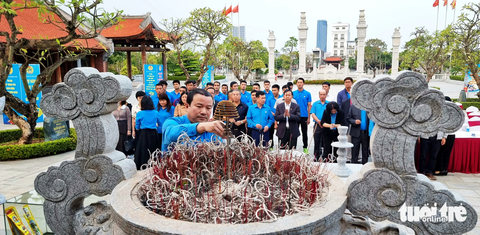Lễ báo công của đội bóng Công đoàn Hải Phòng sau khi đoạt cúp vô địch- Ảnh 1. Lãnh đạo Liên đoàn Lao động TP Hải Phòng cùng đội bóng tổ chức dâng hương báo công tại đền thờ lãnh tụ Nguyễn Đức Cảnh chiều 24-11 - Ảnh: T.THẮNG