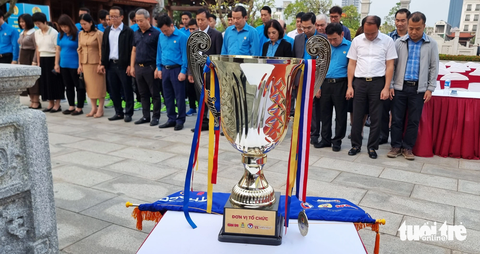 Lễ báo công của đội bóng Công đoàn Hải Phòng sau khi đoạt cúp vô địch- Ảnh 2. Lễ báo công được thực hiện sau khi đội bóng Công đoàn Hải Phòng lần đầu giành cúp vô địch tại Giải bóng đá công nhân toàn quốc 2023 - Ảnh: T.THẮNG