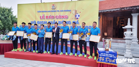 Lễ báo công của đội bóng Công đoàn Hải Phòng sau khi đoạt cúp vô địch- Ảnh 3. Liên đoàn Lao động TP Hải Phòng trao bằng khen cho các cá nhân trong đội bóng sau thành tích đặc biệt của mình - Ảnh: T. THẮNG