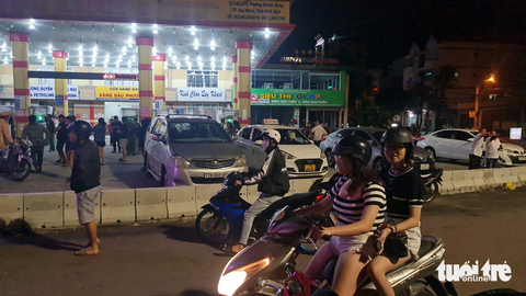 Rất đông người dân tập trung theo dõi vụ việc - Ảnh: LÂM THIÊN Nhiều người dân tập trung theo dõi vụ việc - Ảnh: LÂM THIÊN