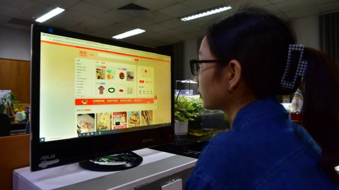 Giải mã hàng Trung Quốc 'bao nhanh, bao rẻ'- Ảnh 1. Nhiều người cho biết thích mua hàng Trung Quốc trên các sàn TMĐT do đa dạng mẫu mã, giá hợp lý, phí ship rất thấp và đặc biệt là giao hàng nhanh - Ảnh: T.T.D.