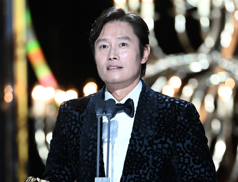 Lee Byung Hun nhận giải Nam diễn viên chính xuất sắc nhất tại Rồng Xanh 2023- Ảnh 1. Tài tử Lee Byung Hun tại lễ trao giải tối 24-11 - Ảnh: Nate