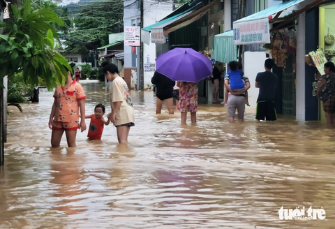 Dân Nha Trang lại lo mưa lũ tái ngập và nước xả tràn từ hồ Sông Chò 2- Ảnh 1. Nước ngập tại một khu dân cư xã Vĩnh Thạnh, TP Nha Trang trong đợt mưa lũ vừa qua (từ ngày 13 đến 17-11-2023) - Ảnh: TRẦN HƯỚNG