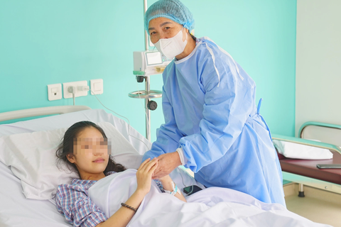 Tin tức sáng 25-11: Cần 13 triệu m³ cát để thi công cao tốc; Ghép gan khác nhóm máu cho người lớn- Ảnh 2. Hai bà cháu bệnh nhân gặp nhau sau ca ghép - Ảnh: BVCC
