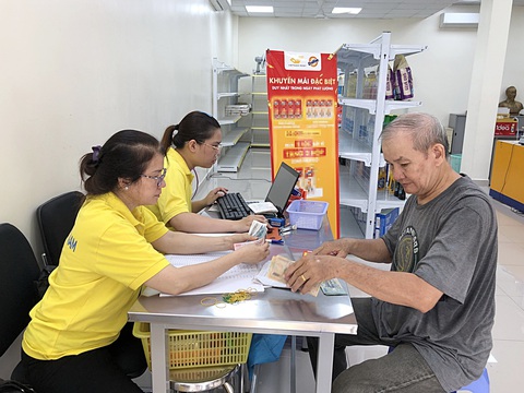 Tăng lương hưu cho người lao động- Ảnh 4. Người dân ở quận Phú Nhuận, TP.HCM lãnh lương hưu thông qua hệ thống chi trả của bưu điện - Ảnh: P.A.