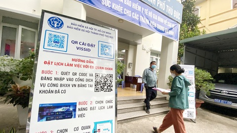 Tăng lương hưu cho người lao động- Ảnh 2. Người lao động làm thủ tục BHXH ở TP Thủ Đức - Ảnh: TỰ TRUNG