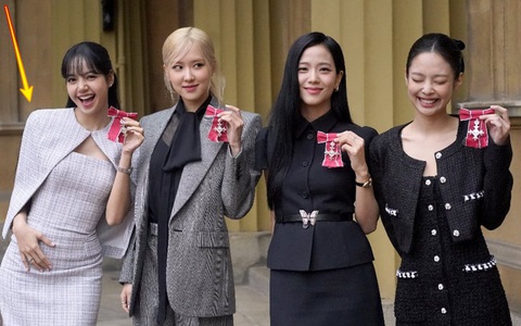 Rosé BlackPink: Cô gái sở hữu giọng ca vàng từng bị gia đình ngăn cản- Ảnh 1. Rosé (thứ hai từ trái qua) và 3 thành viên BlackPink nhận Huân chương MBE từ Hoàng gia Anh vì có nhiều hoạt động mang thông điệp bảo vệ môi trường bền vững - Ảnh: Allkpop