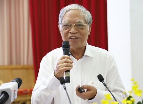Việt Nam có lợi thế trồng lúa vượt trội, nông dân sẽ thịnh vượng nếu làm theo cách này- Ảnh 1. Ông Bùi Bá Bổng - nguyên thứ trưởng Bộ Nông nghiệp và Phát triển nông thôn - trình bày tham luận tại hội thảo - Ảnh: CHÍ QUỐC