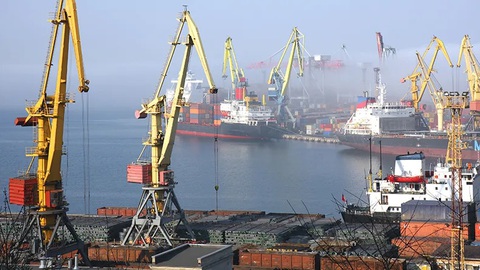 Ukraine có bế tắc không?- Ảnh 2. Các tàu chở hàng ở cảng Odessa, Ukraine - Ảnh: ASIA TIMES