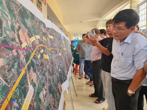 Cao tốc Biên Hòa - Vũng Tàu: Giá đất bồi thường đoạn Biên Hòa cao nhất gần 26 triệu/m²- Ảnh 1. Người dân xem bản công bố quy hoạch cao tốc Biên Hòa - Vũng Tàu - Ảnh: H.MI