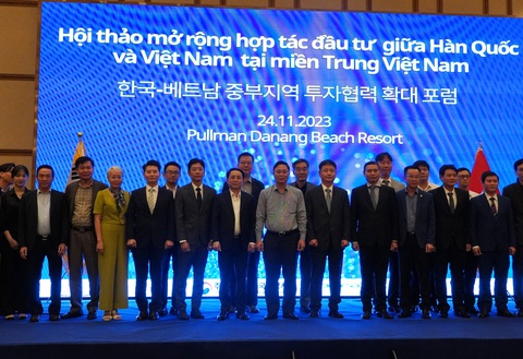 Đà Nẵng có 268 dự án từ nhà đầu tư Hàn Quốc, vốn hơn 362 triệu USD- Ảnh 1. Lãnh đạo các tỉnh miền Trung, Tổng lãnh sự quán Hàn Quốc tại Đà Nẵng, các doanh nghiệp Hàn Quốc chụp ảnh lưu niệm tại hội thảo